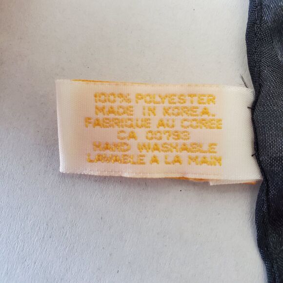 VNTG Elaine Gold Holiday/Christmas Poinsettia Silky Scarf 34" x 35" Old Money - Picture 7 of 7